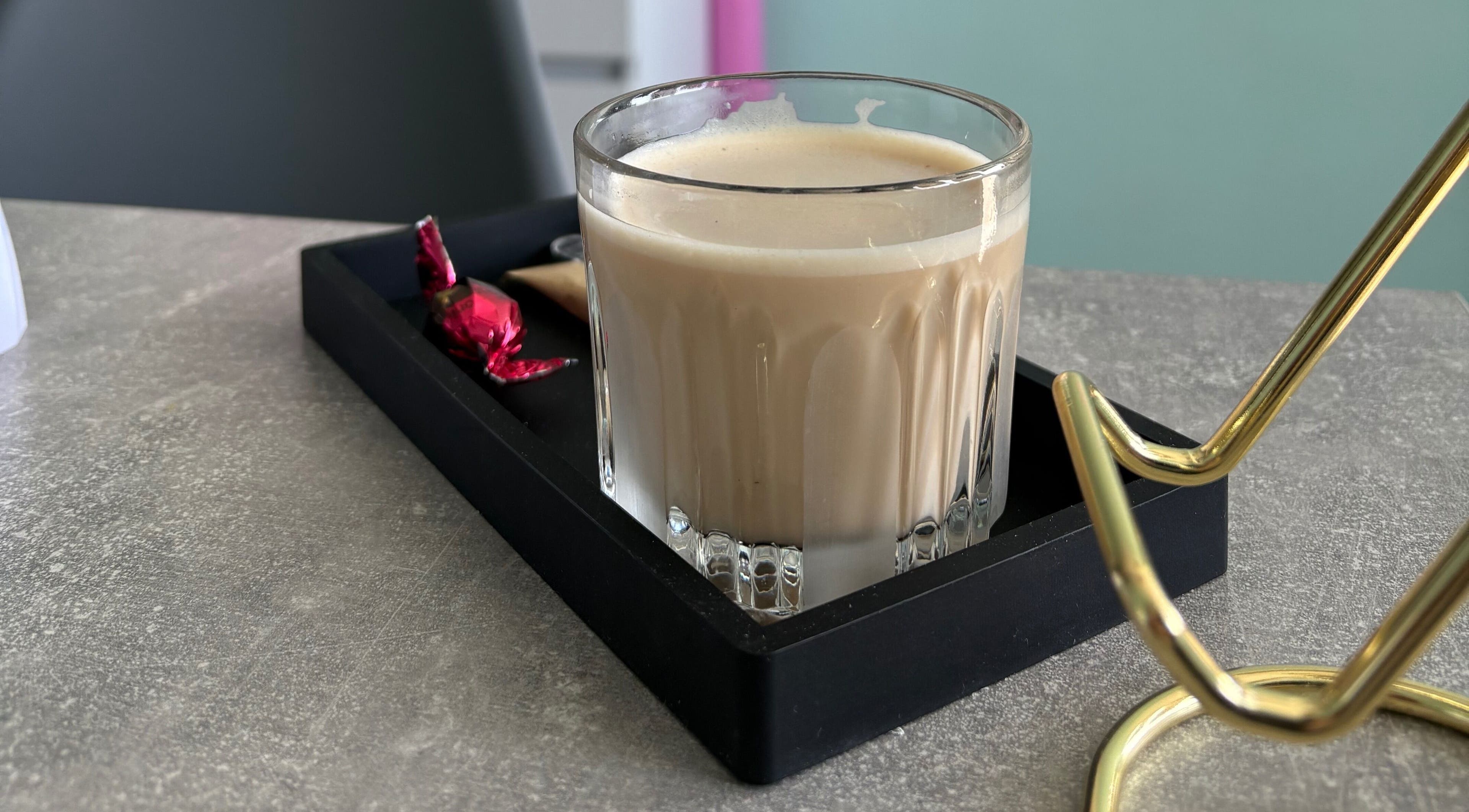 Кава з цукеркою в SoNails Studio, Київ, Місто Київ, UA, на сірому столі.