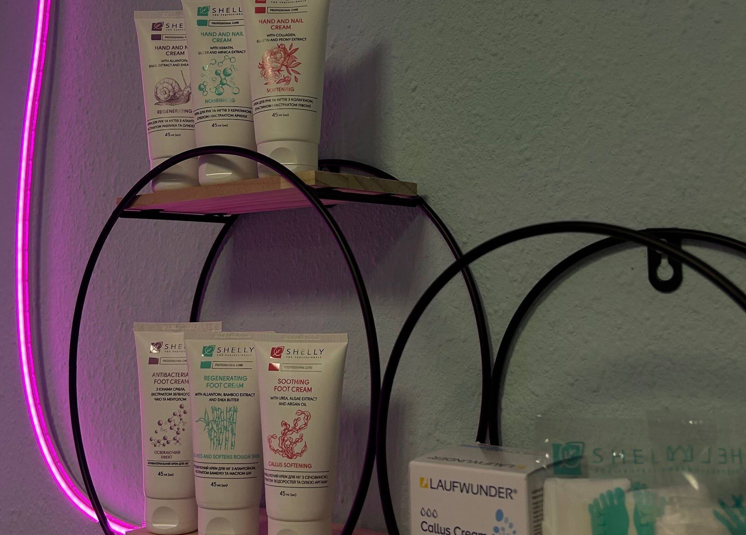 Креми для рук і ніг у салоні SoNails Studio, Київ, Місто Київ, UA, на стильній поличці.