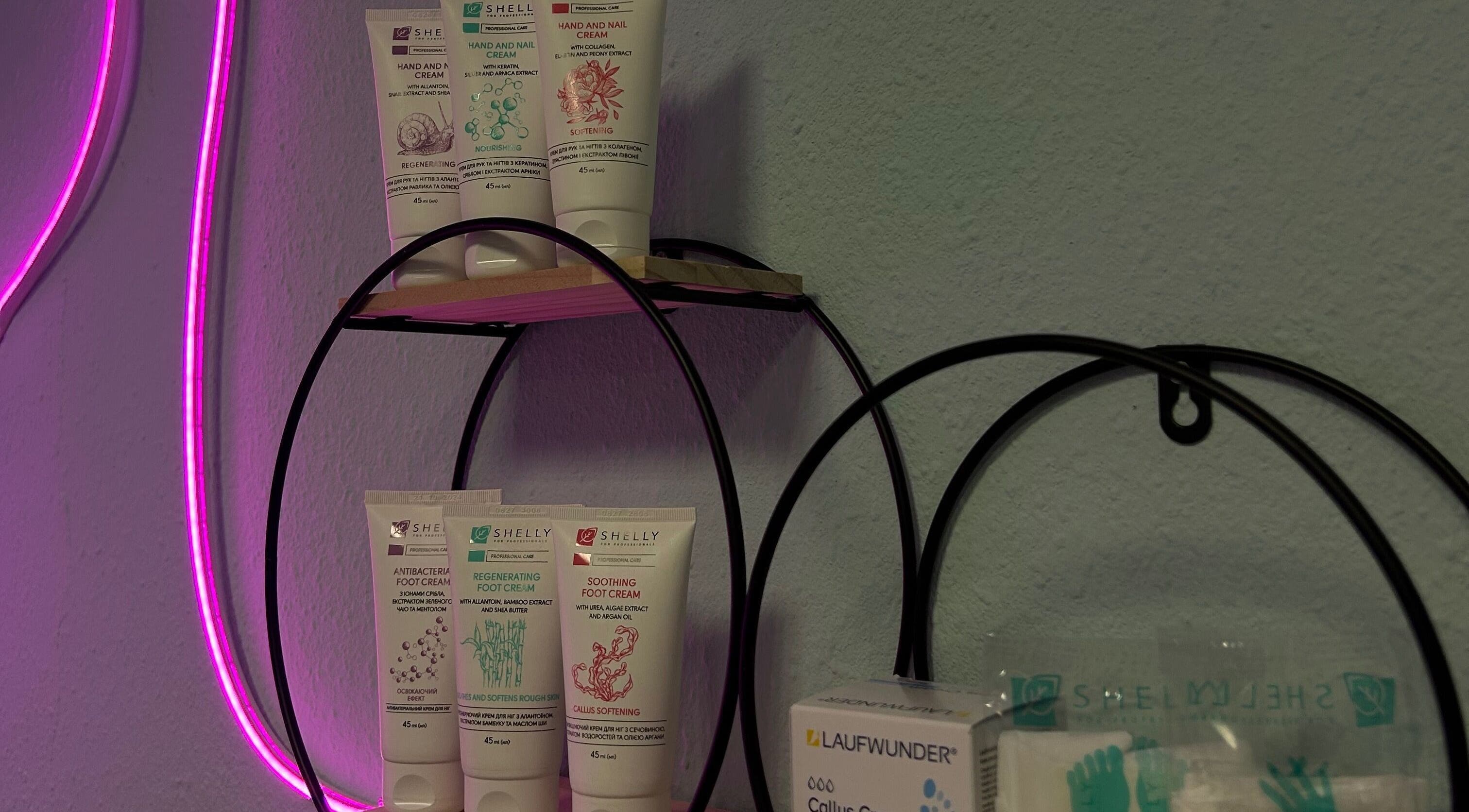 Креми для рук і ніг у салоні SoNails Studio, Київ, Місто Київ, UA, на стильній поличці.