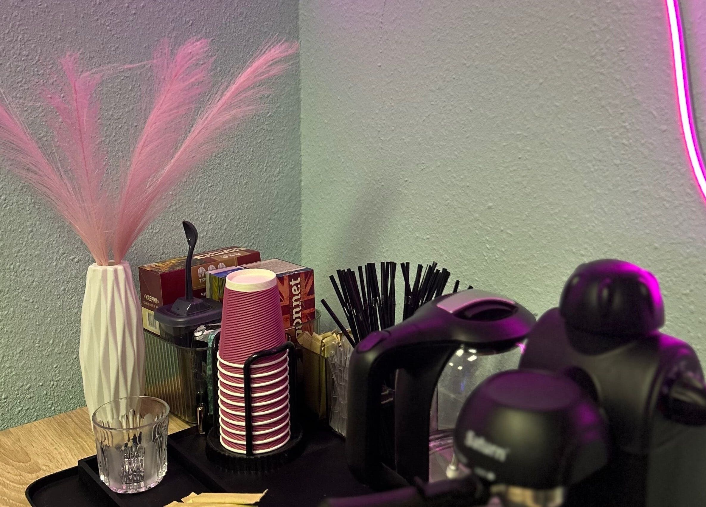 Кавомашина з рожевим посудом та декором у SoNails Studio, Київ, Місто Київ, UA.