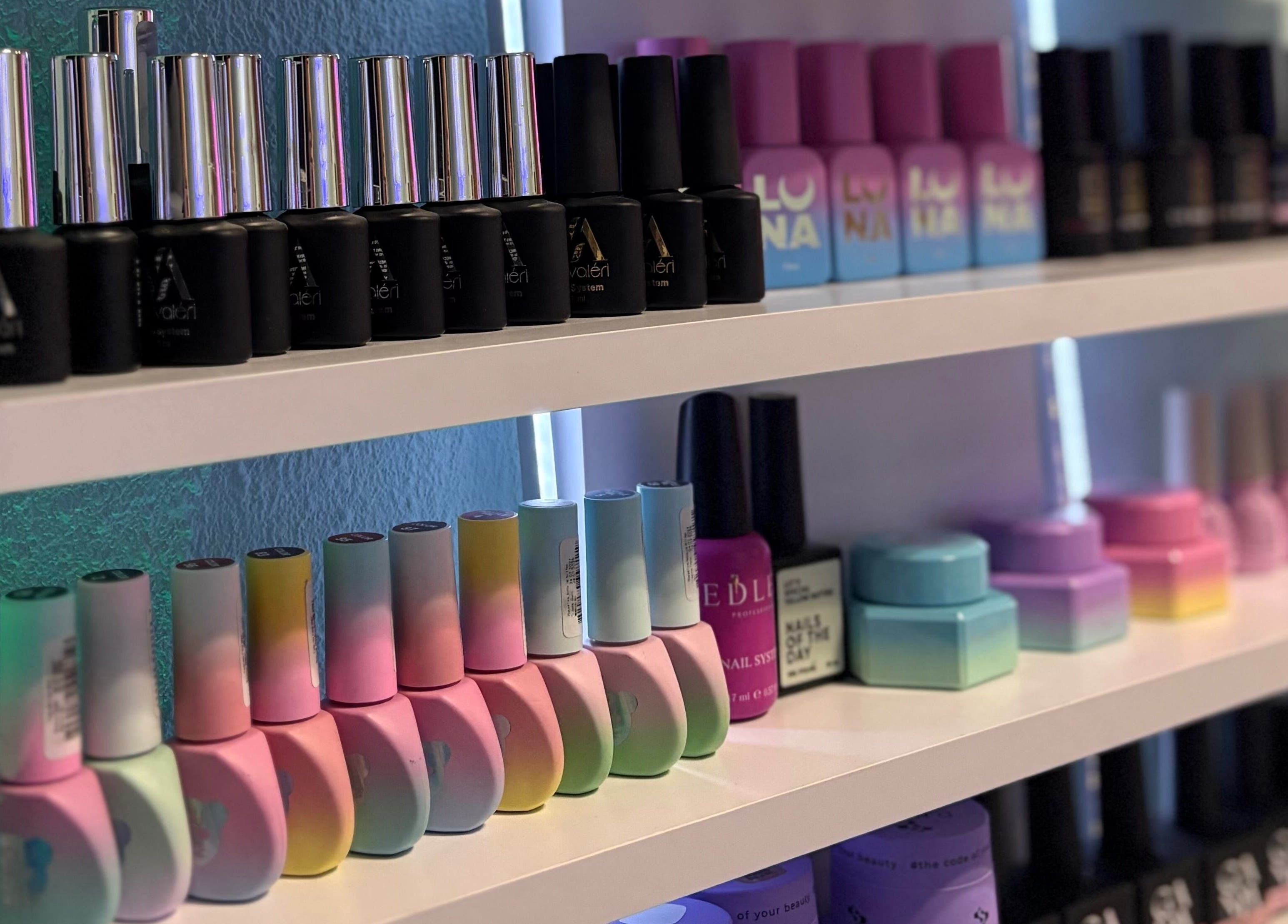 Яскрава колекція лаків для нігтів у SoNails Studio, Київ, Місто Київ, UA.