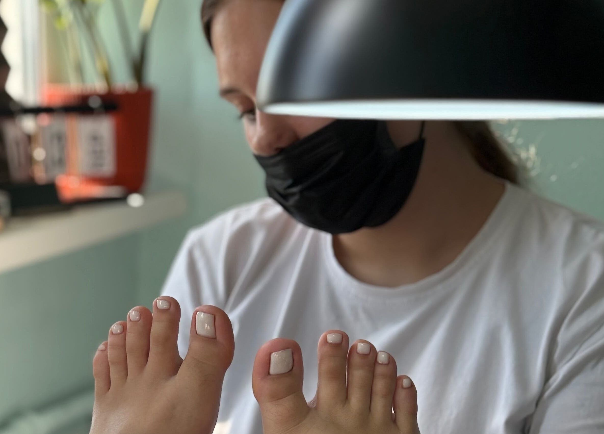 Майстриня робить педикюр у SoNails Studio, Київ, Місто Київ, UA.