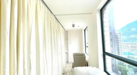Fulalash (Causeway Bay shop)的明亮窗景，位于香港岛，香港岛，HK，环境舒适优雅。