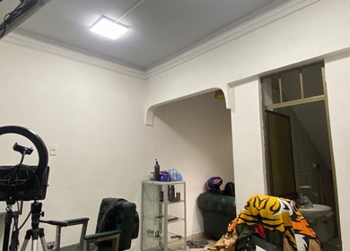 Interior del Europa Barber Shop en Neiva, Huila, CO con sillones y equipos modernos.