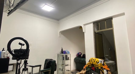 Interior del Europa Barber Shop en Neiva, Huila, CO con sillones y equipos modernos.