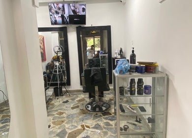 Interior de Europa Barber Shop en Neiva, Huila, CO, mostrando su moderna decoración y equipamiento.