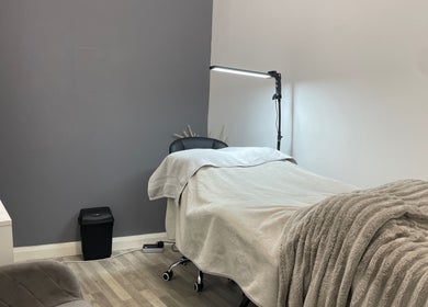Relaxing treatment room at Lashed By Lilya, Southend-on-sea, England, GB with soft lighting and cozy blankets.