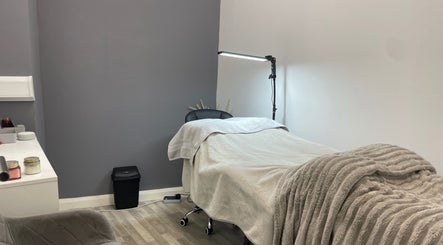 Relaxing treatment room at Lashed By Lilya, Southend-on-sea, England, GB with soft lighting and cozy blankets.