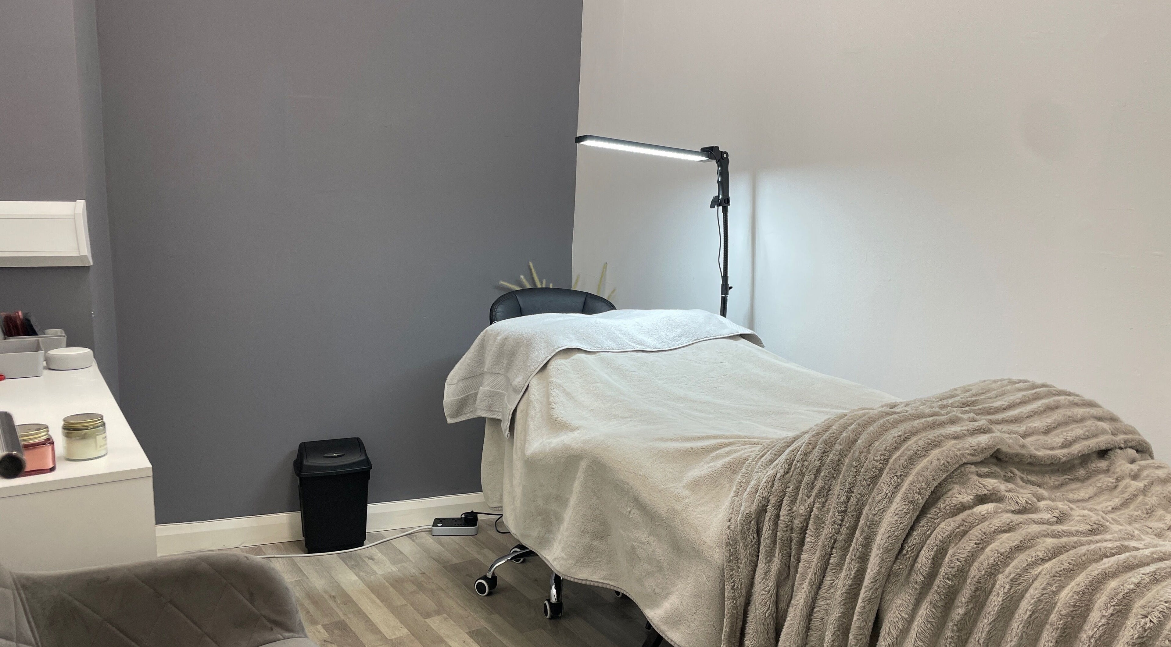 Relaxing treatment room at Lashed By Lilya, Southend-on-sea, England, GB with soft lighting and cozy blankets.