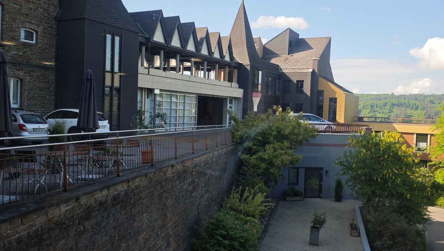 Gebäudeansicht von MyMassagebyDada in Waldbreitbach, Rheinland-pfalz, DE, umgeben von Natur.
