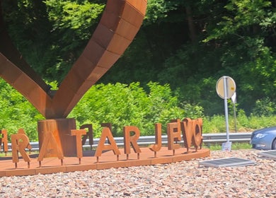 Große Herz-Skulptur bei MyMassagebyDada, Waldbreitbach, Rheinland-Pfalz, DE, umgeben von grüner Natur.