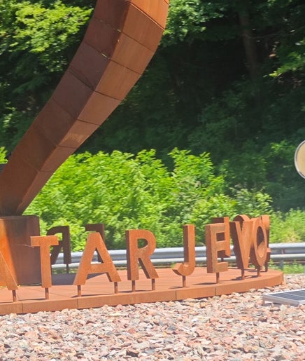 Große Herz-Skulptur bei MyMassagebyDada, Waldbreitbach, Rheinland-Pfalz, DE, umgeben von grüner Natur.