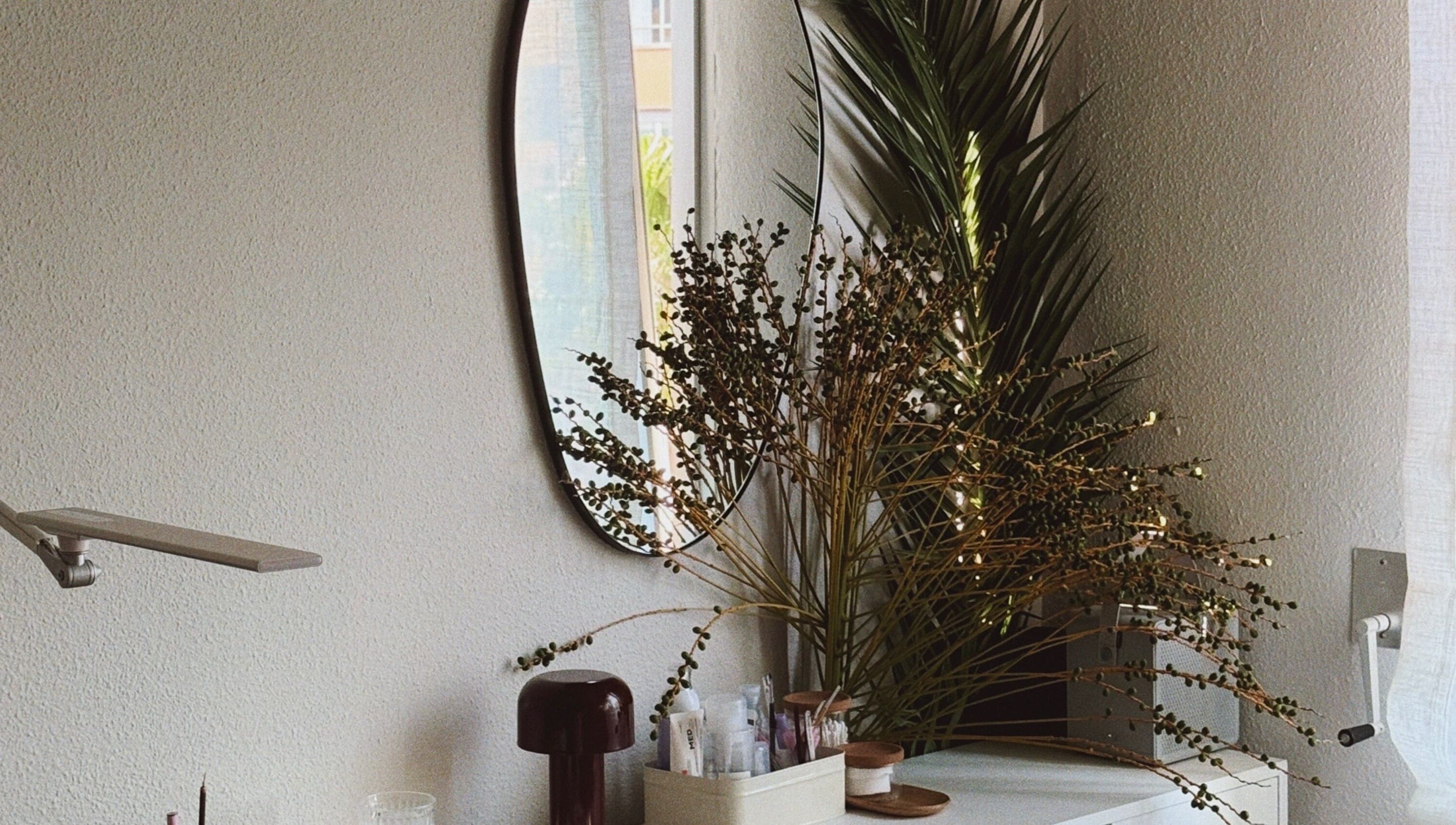 Стильный уголок MY AESTHETICS в Пальма, Иллес Балеарс, ES с зеркалом и декором.