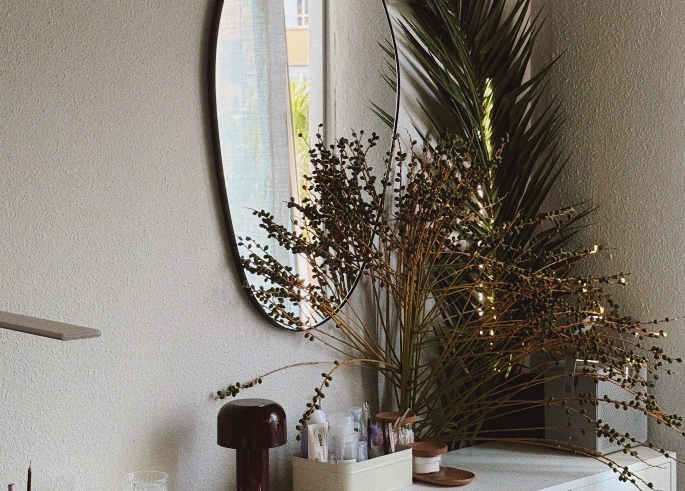 Стильный уголок MY AESTHETICS в Пальма, Иллес Балеарс, ES с зеркалом и декором.