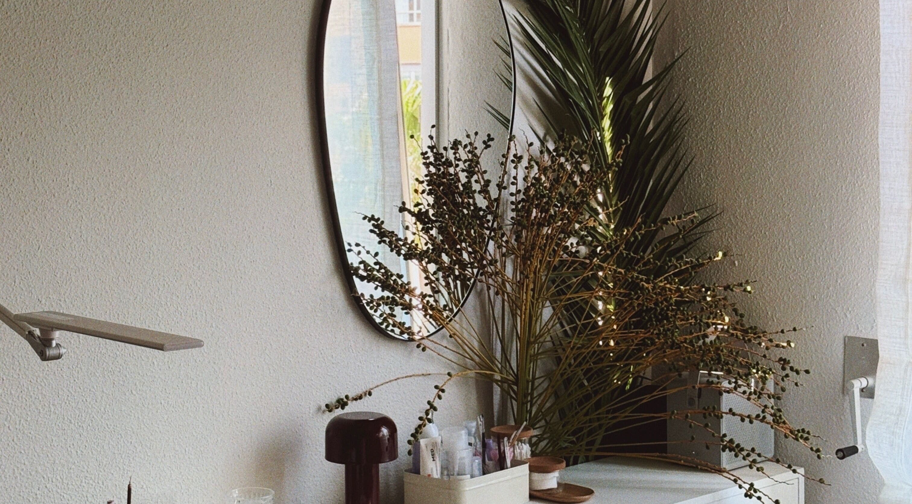 Стильный уголок MY AESTHETICS в Пальма, Иллес Балеарс, ES с зеркалом и декором.