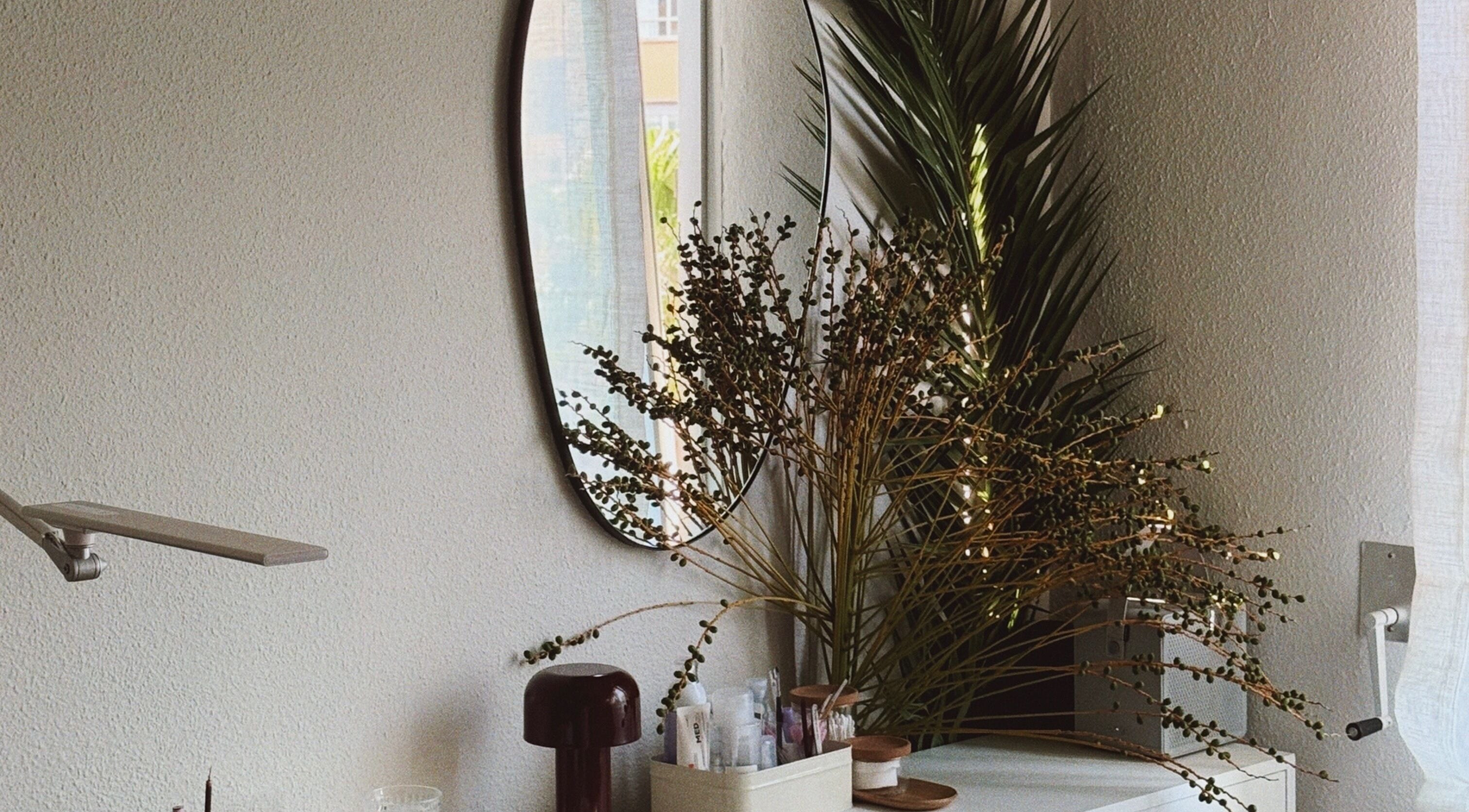 Стильный уголок MY AESTHETICS в Пальма, Иллес Балеарс, ES с зеркалом и декором.