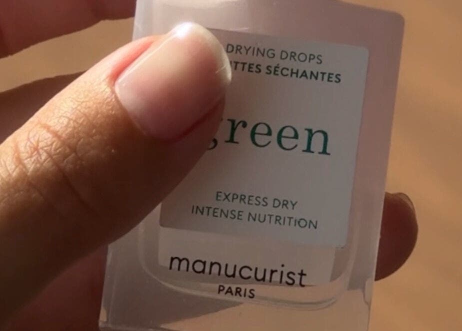 Бутылочка лака для ногтей в MY AESTHETICS, Palma, Illes Balears, ES. Современный маникюрный продукт.