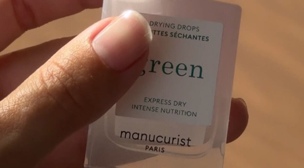 Бутылочка лака для ногтей в MY AESTHETICS, Palma, Illes Balears, ES. Современный маникюрный продукт.