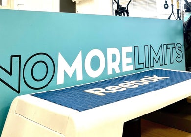 Palestra Fit and Go Sempione a Milano, Lombardia, IT con motto 'No More Limits' su attrezzo fitness.