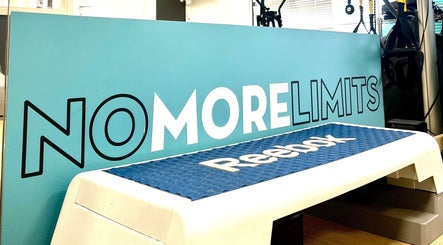Palestra Fit and Go Sempione a Milano, Lombardia, IT con motto 'No More Limits' su attrezzo fitness.