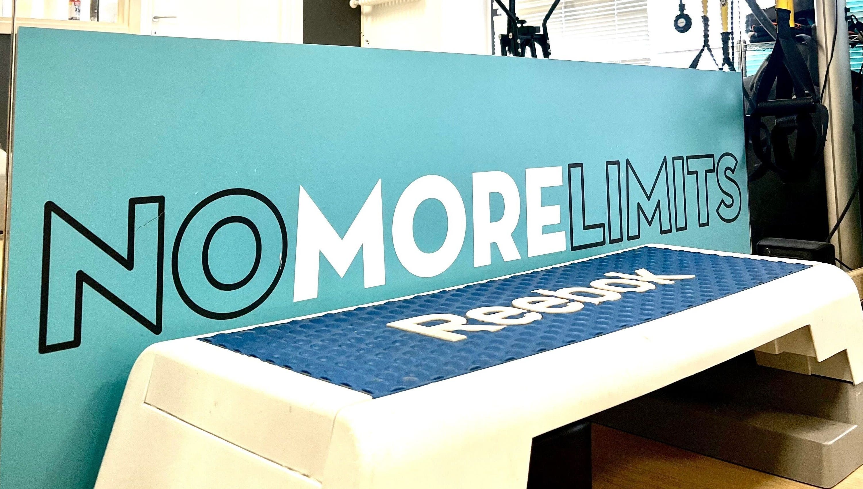 Cartello motivazionale 'No More Limits' alla palestra Fit and Go Sempione, Milano, Lombardia, IT.