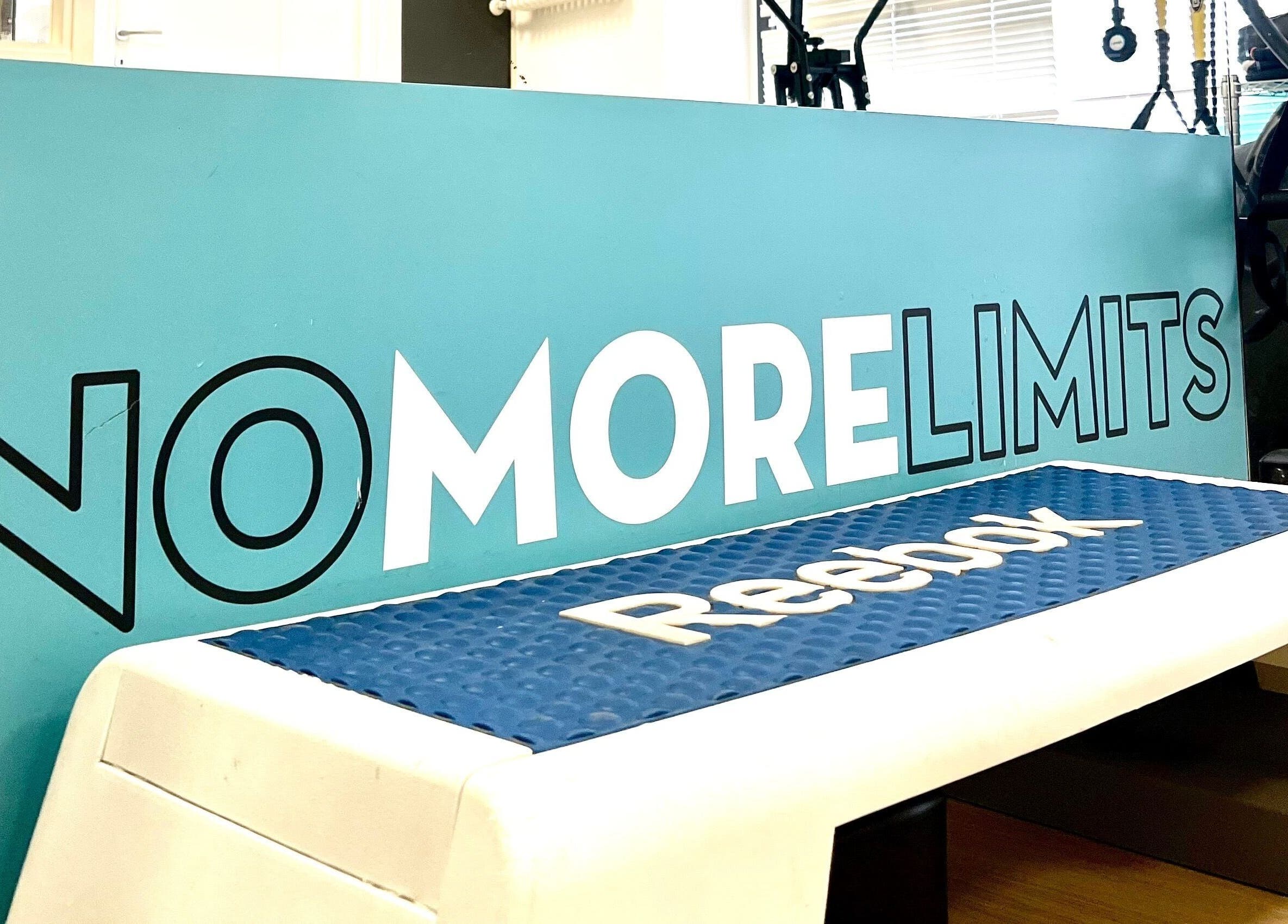 Cartello motivazionale 'No More Limits' alla palestra Fit and Go Sempione, Milano, Lombardia, IT.