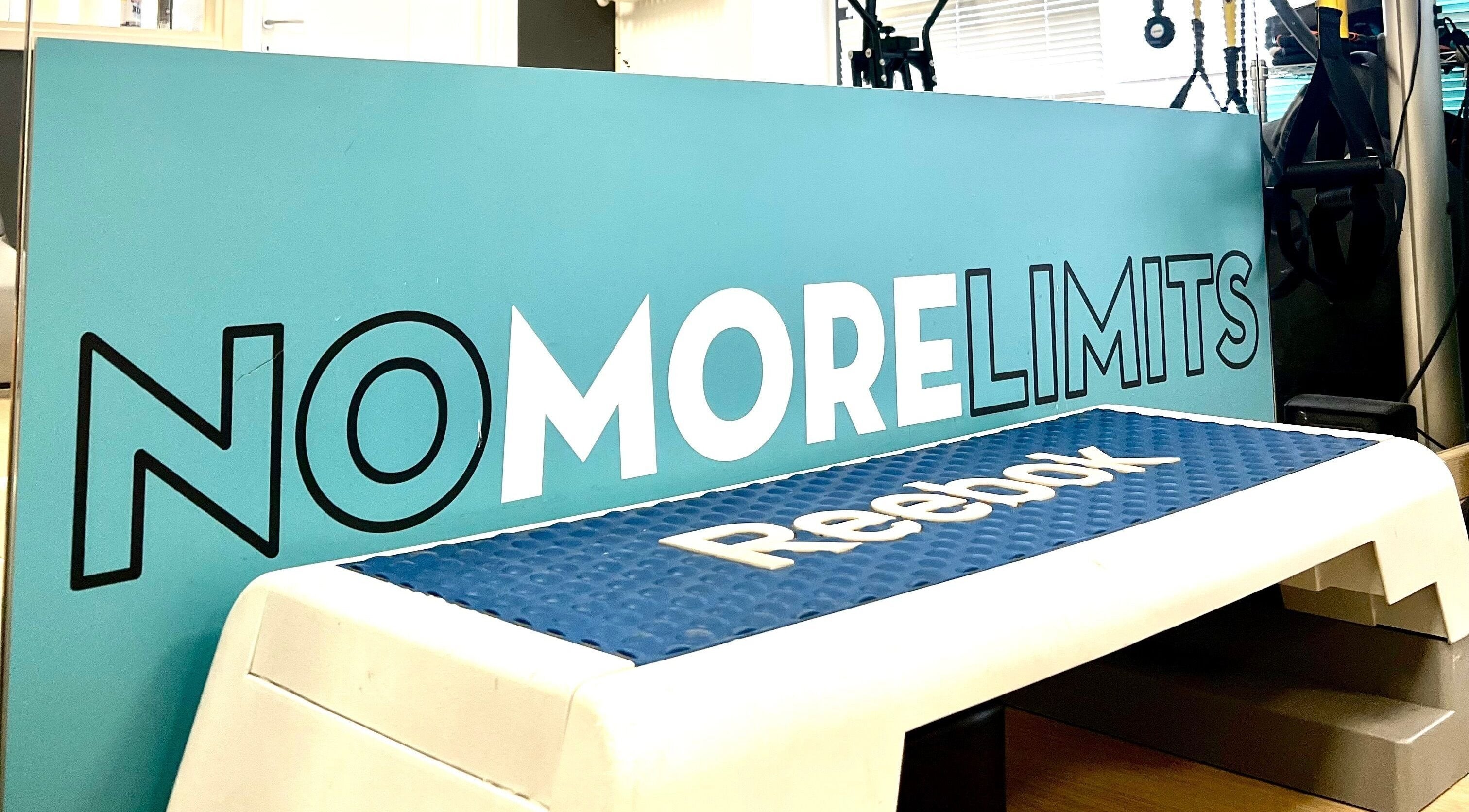 Cartello motivazionale 'No More Limits' alla palestra Fit and Go Sempione, Milano, Lombardia, IT.