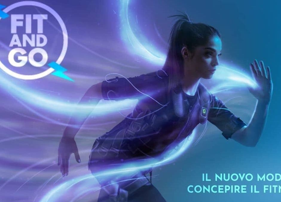 Donna in abbigliamento fitness con energia luminosa presso Fit and Go Sempione, Milano, Lombardia, IT.