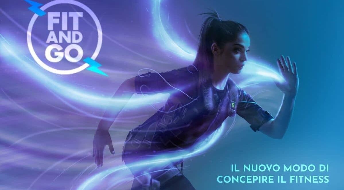 Donna in abbigliamento fitness con energia luminosa presso Fit and Go Sempione, Milano, Lombardia, IT.