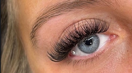 Close-up of extended eyelashes at Myndara Co., Winter Garden, Florida, US.