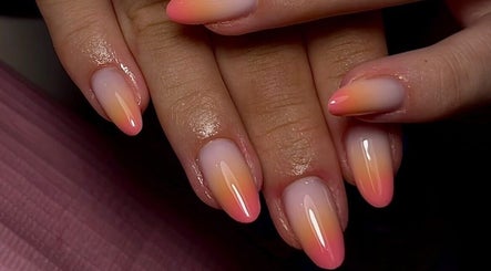 Manucure dégradée élégante chez NINXBEAUTY, Antibes, Provence-alpes-côte D'azur, FR