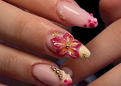 Nail art floral avec détails dorés chez NINXBEAUTY, Antibes, Provence-alpes-côte D'azur, FR