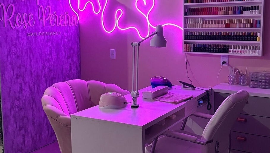 Intérieur élégant chez FairyTips, Spa, Région Wallonne, BE avec éclairage néon rose et équipement manucure.