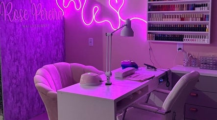 Intérieur élégant chez FairyTips, Spa, Région Wallonne, BE avec éclairage néon rose et équipement manucure.