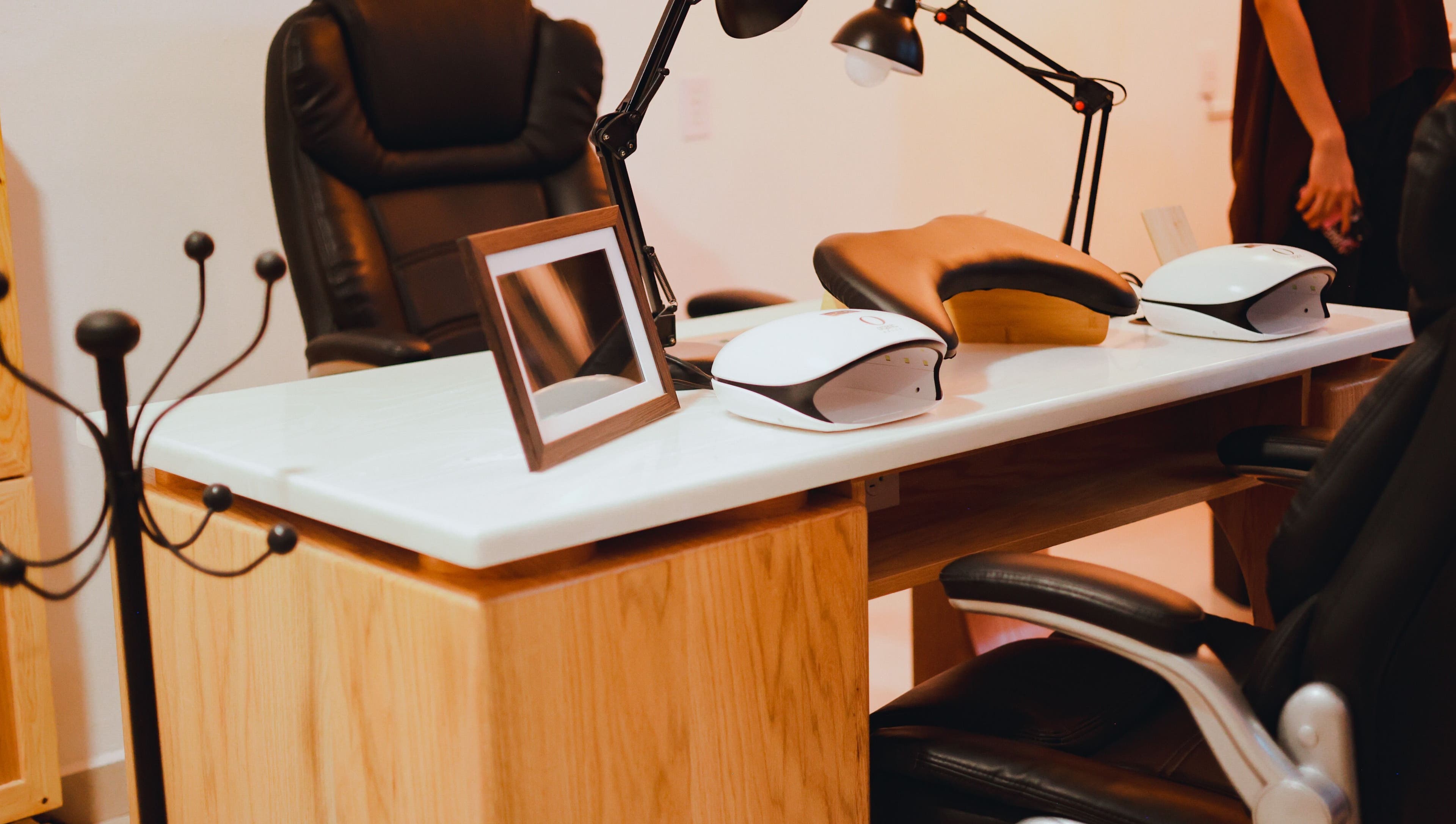 Estación de trabajo moderna en Doble M Nails Studio, Matehuala, San Luis Potosí, MX, equipada para manicura.