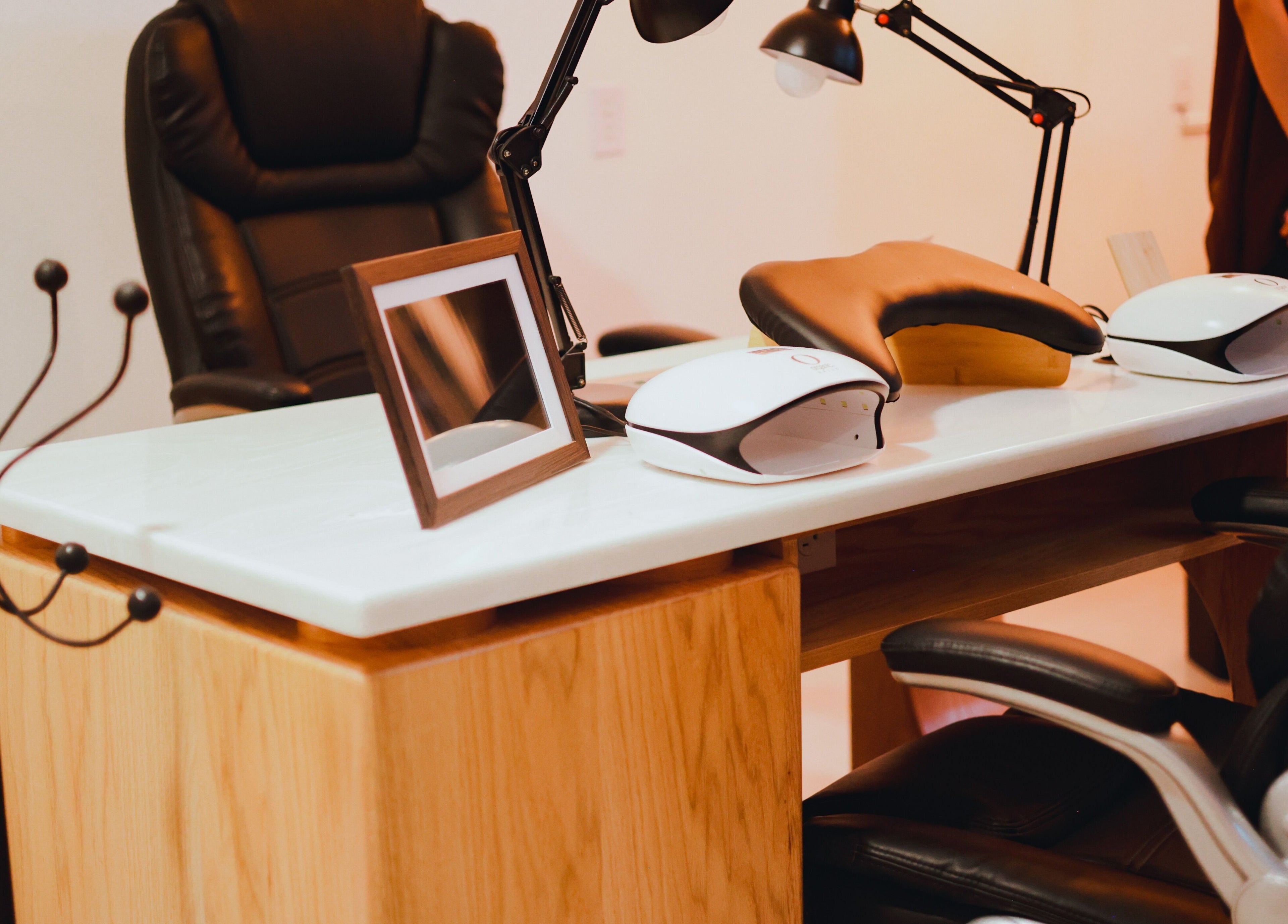 Estación de trabajo moderna en Doble M Nails Studio, Matehuala, San Luis Potosí, MX, equipada para manicura.