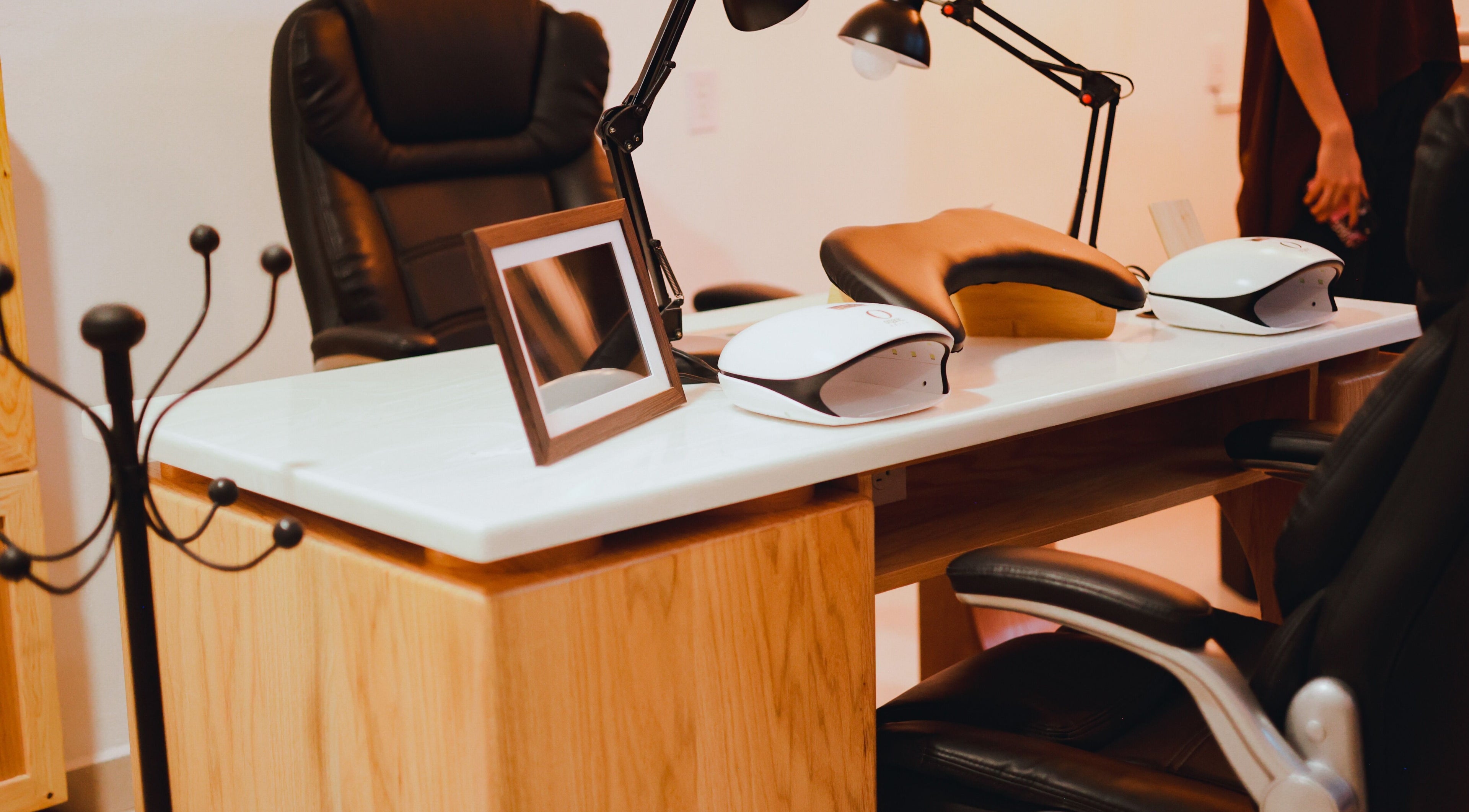 Estación de trabajo moderna en Doble M Nails Studio, Matehuala, San Luis Potosí, MX, equipada para manicura.