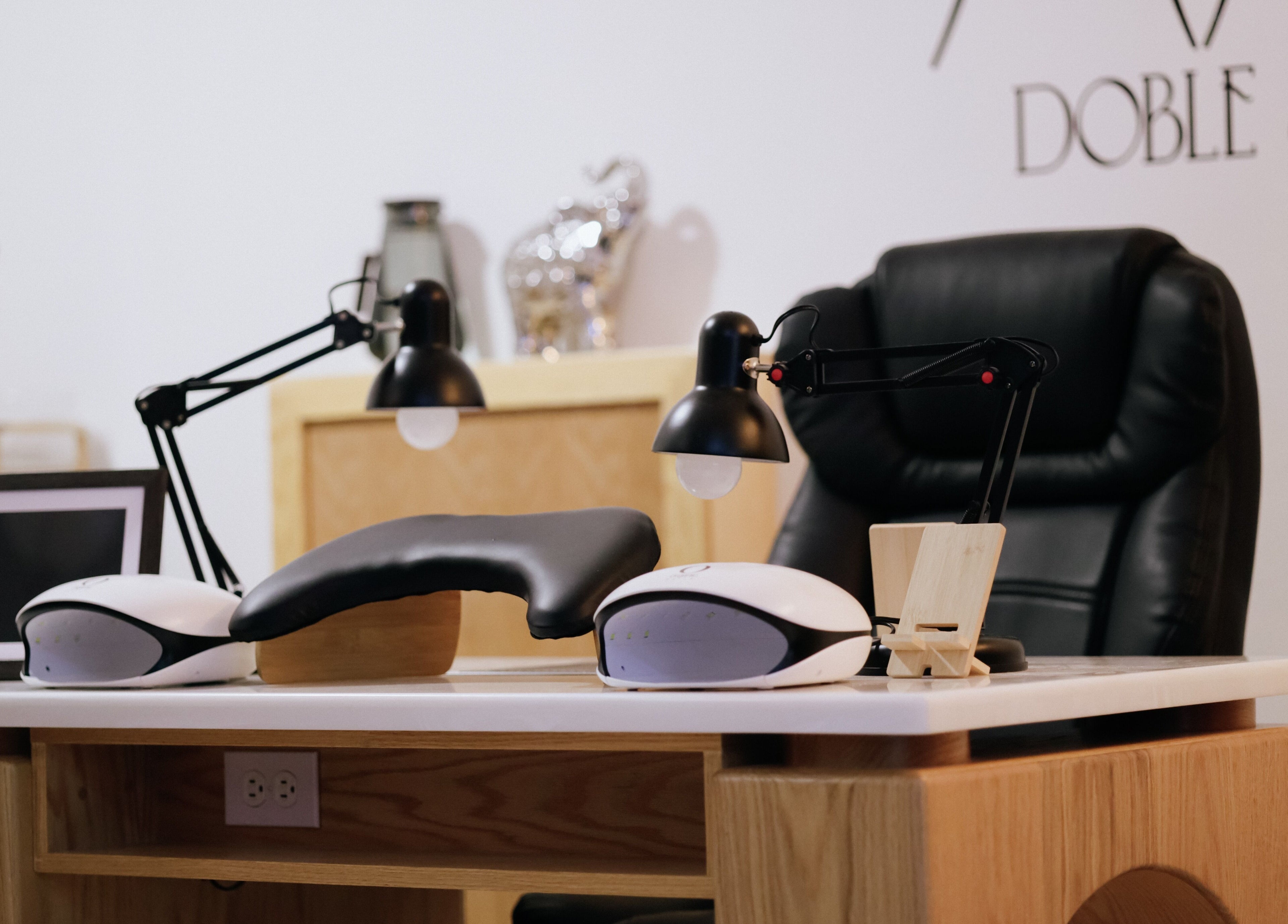 Mesa de manicura en Doble M Nails Studio en Matehuala, San Luis Potosí, MX, equipada con lámparas modernas.