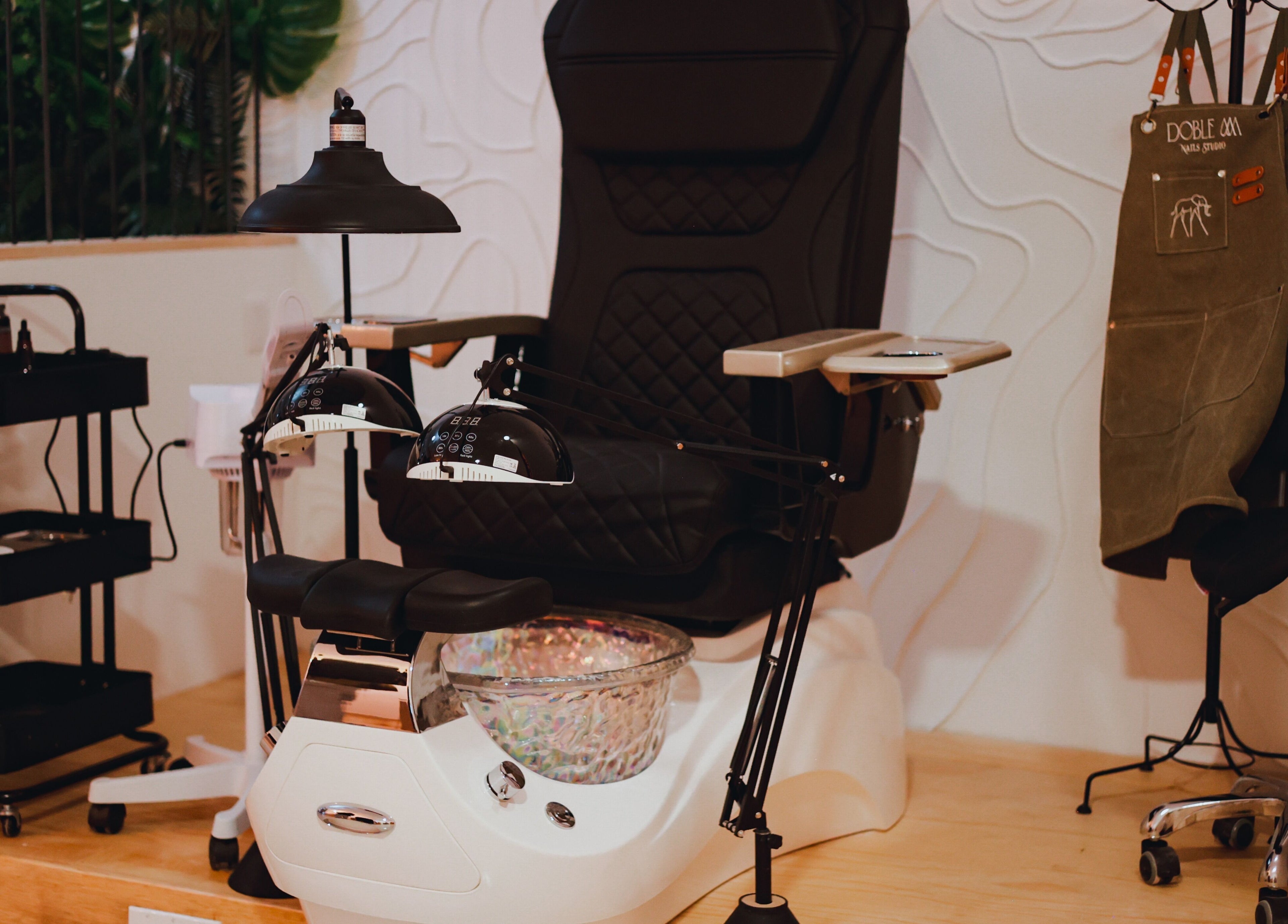 Área de pedicura en Doble M Nails Studio, Matehuala, San Luis Potosí, MX. Silla cómoda y herramientas en exhibición.