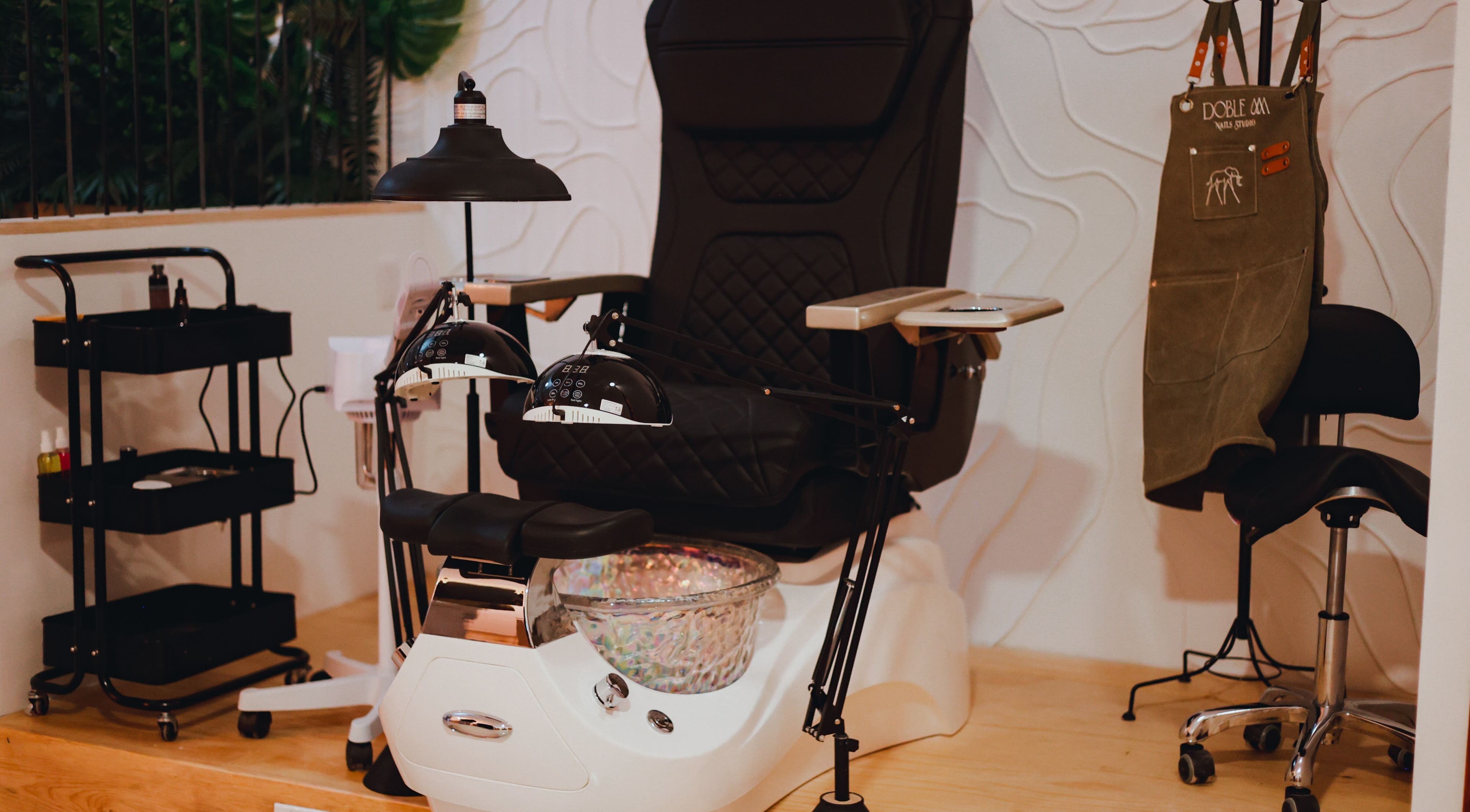 Área de pedicura en Doble M Nails Studio, Matehuala, San Luis Potosí, MX. Silla cómoda y herramientas en exhibición.