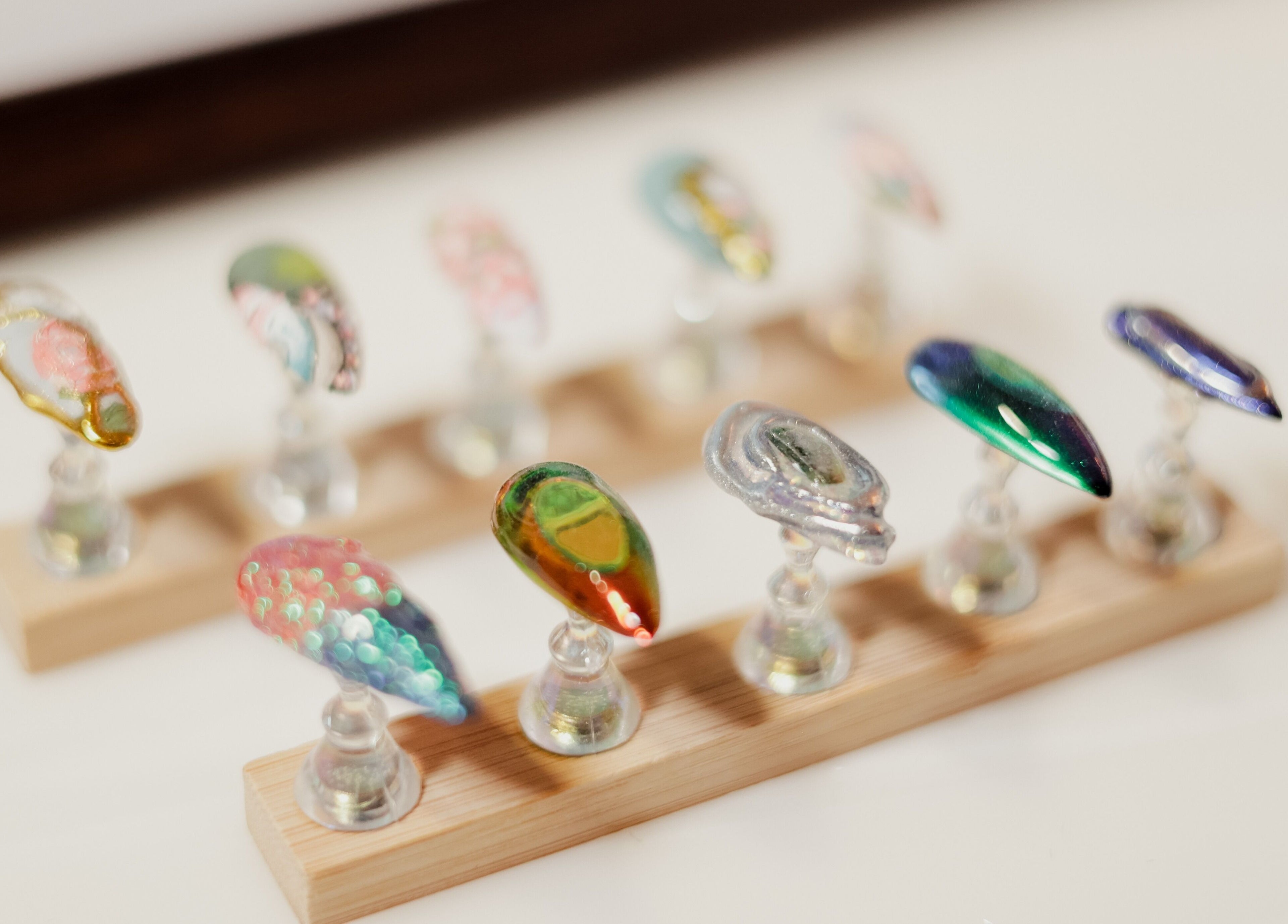 Muestras de uñas artísticas brillantes en Doble M Nails Studio, Matehuala, San Luis Potosí, MX.