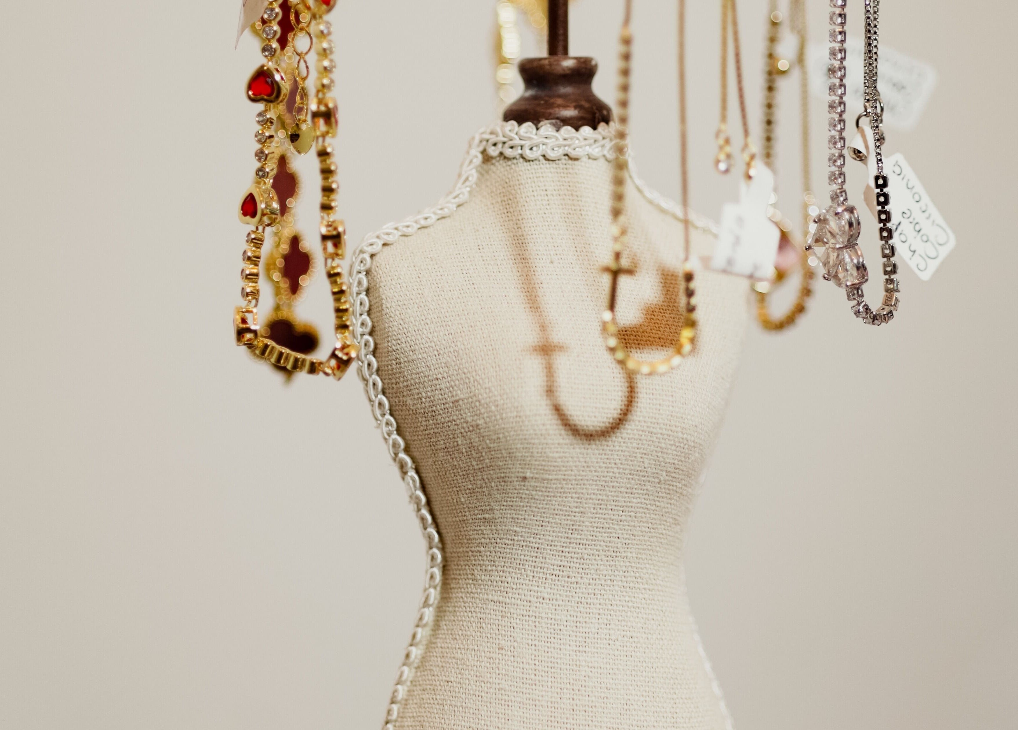 Exhibición de joyería fina en Doble M Nails Studio, Matehuala, San Luis Potosí, MX.