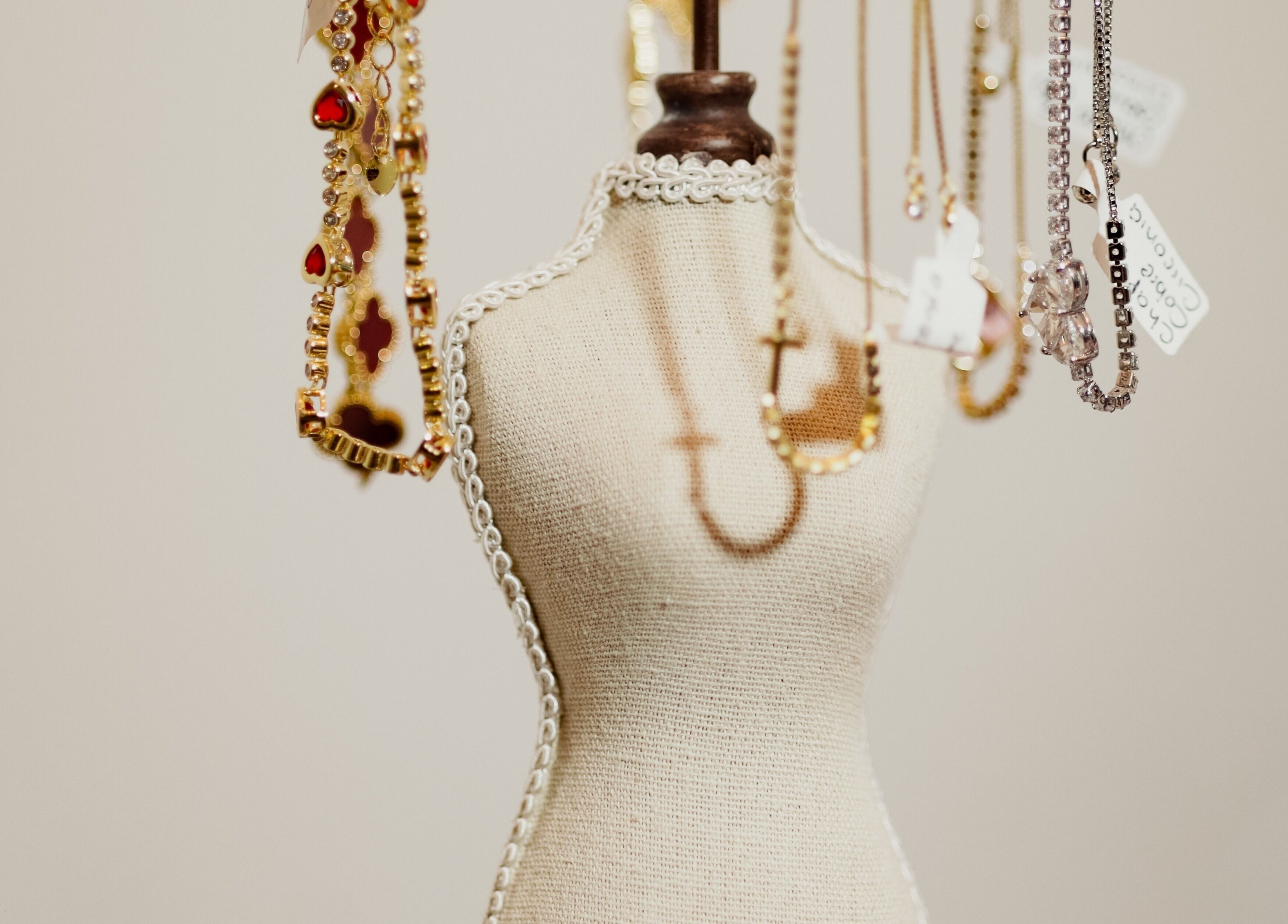 Exhibición de joyería fina en Doble M Nails Studio, Matehuala, San Luis Potosí, MX.