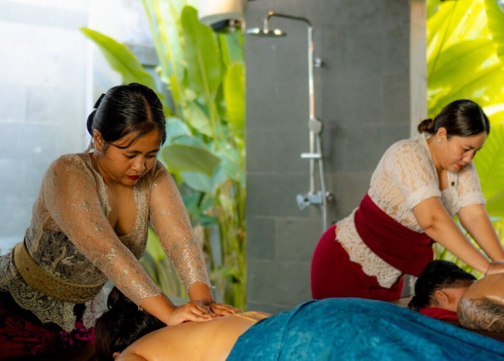 Pijat tradisional di Soendaram Spa & Wellness Seaside Oceana, Bali, ID, menikmati perawatan relaksasi.