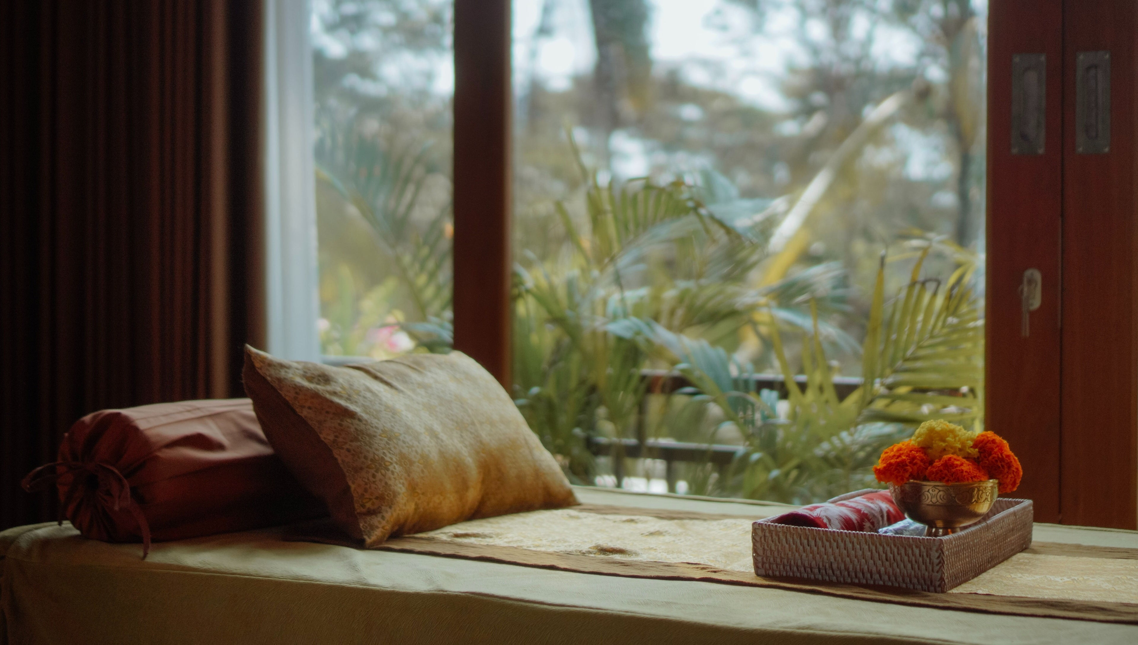 Tempat tidur spa di Soendaram Spa & Wellness Alankara, BaliKec. Tegallalang, Bali, ID dengan pemandangan alam hijau.