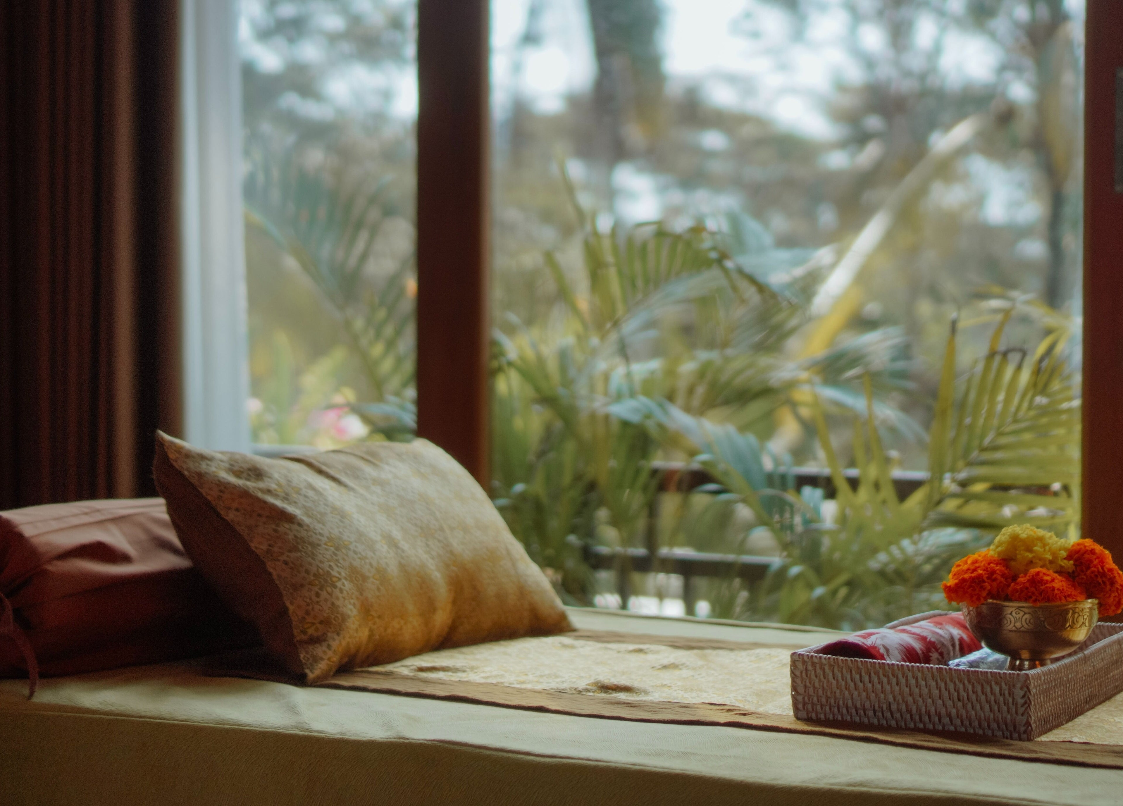 Tempat tidur spa di Soendaram Spa & Wellness Alankara, BaliKec. Tegallalang, Bali, ID dengan pemandangan alam hijau.