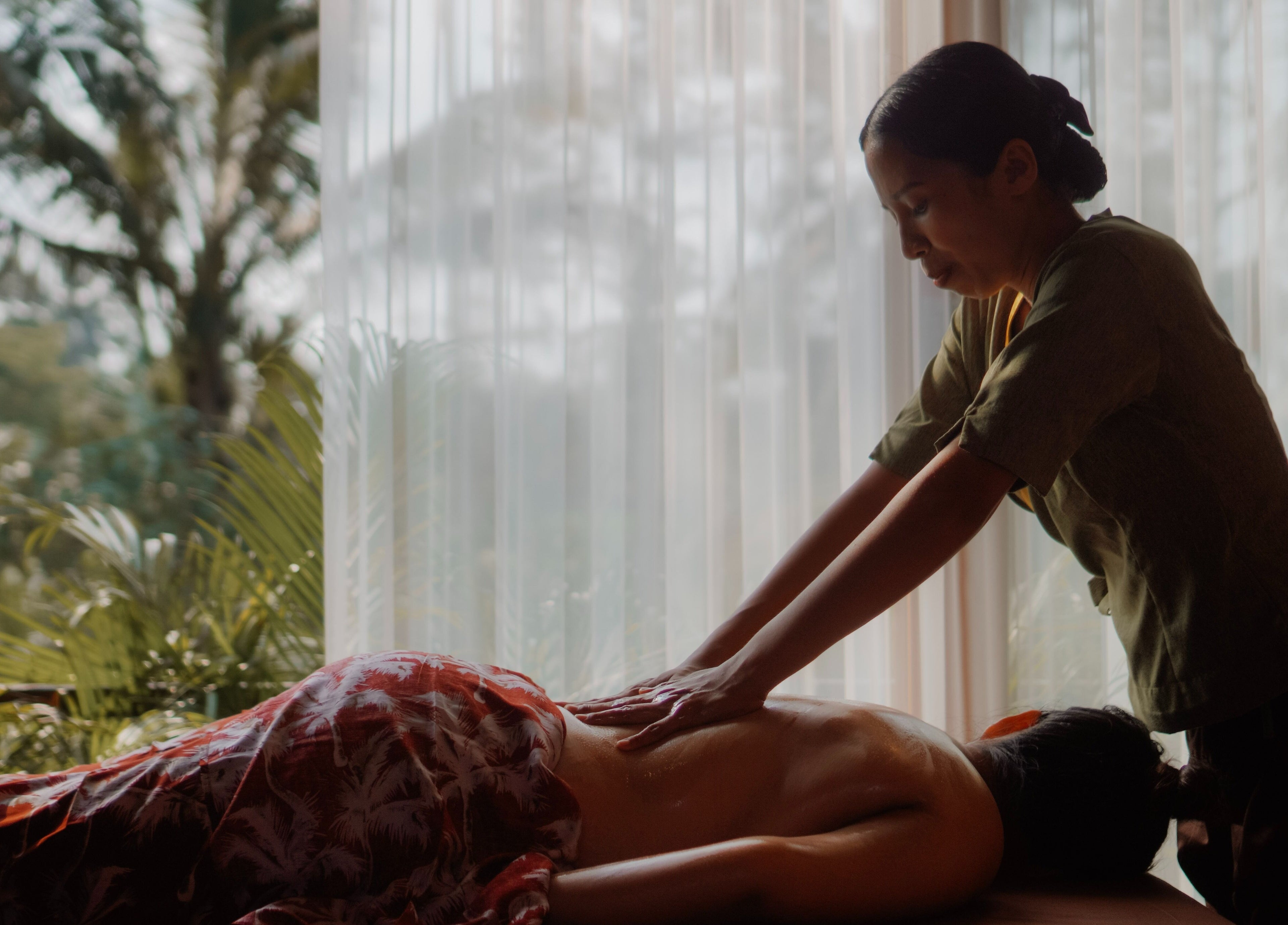 Terapi pijat di Soendaram Spa & Wellness Alankara, BaliKec. Tegallalang, Bali, ID untuk relaksasi sempurna.