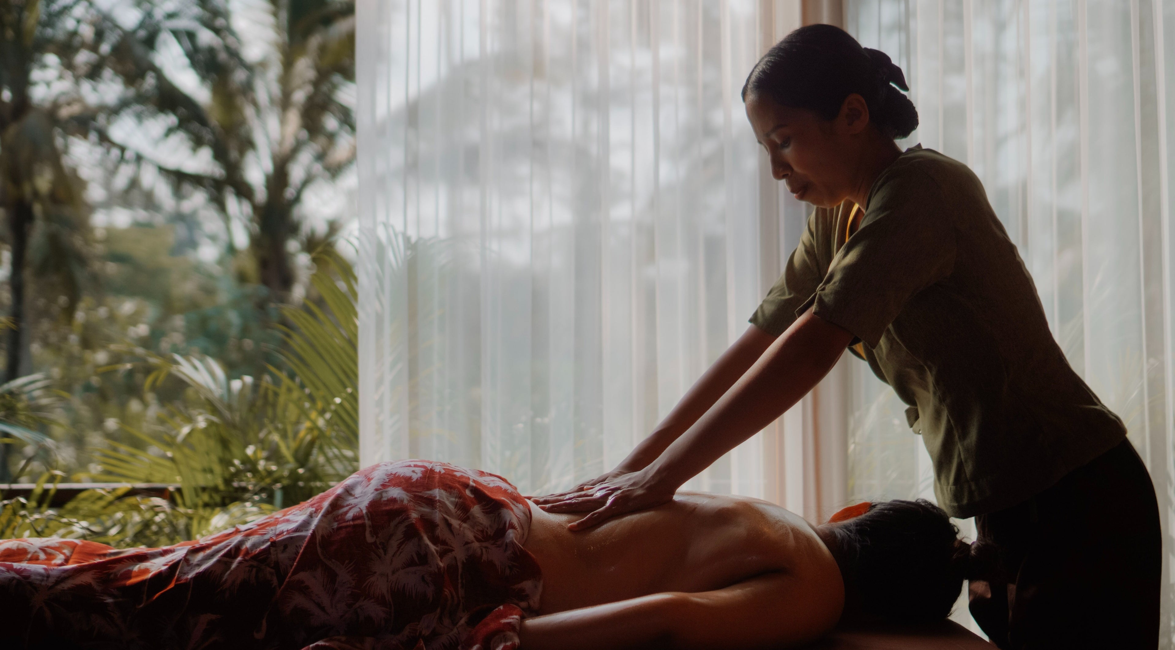 Terapi pijat di Soendaram Spa & Wellness Alankara, BaliKec. Tegallalang, Bali, ID untuk relaksasi sempurna.