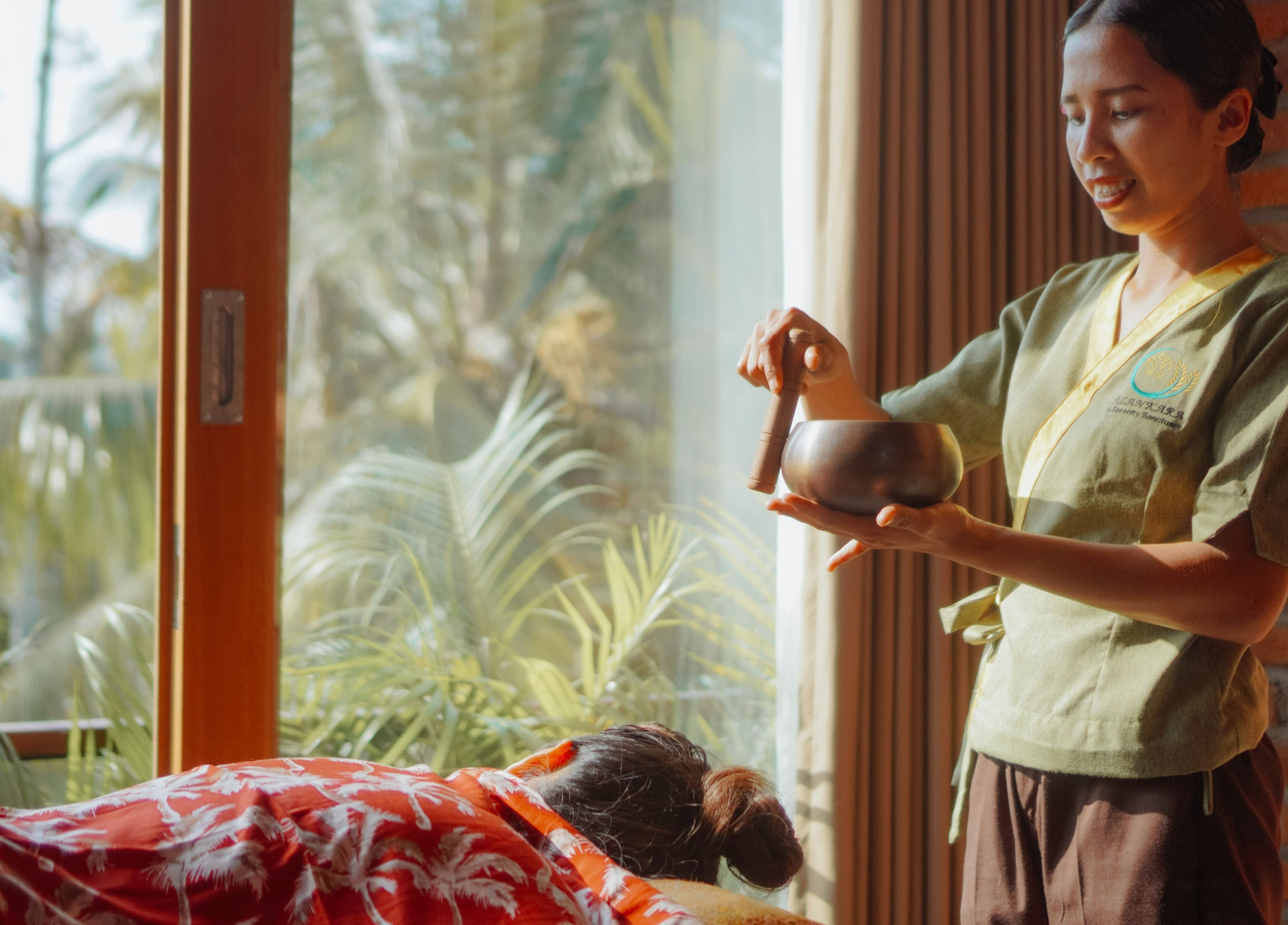 Pijat relaksasi di Soendaram Spa & Wellness Alankara, BaliKec. Tegallalang, Bali, ID dengan pemandangan alam.