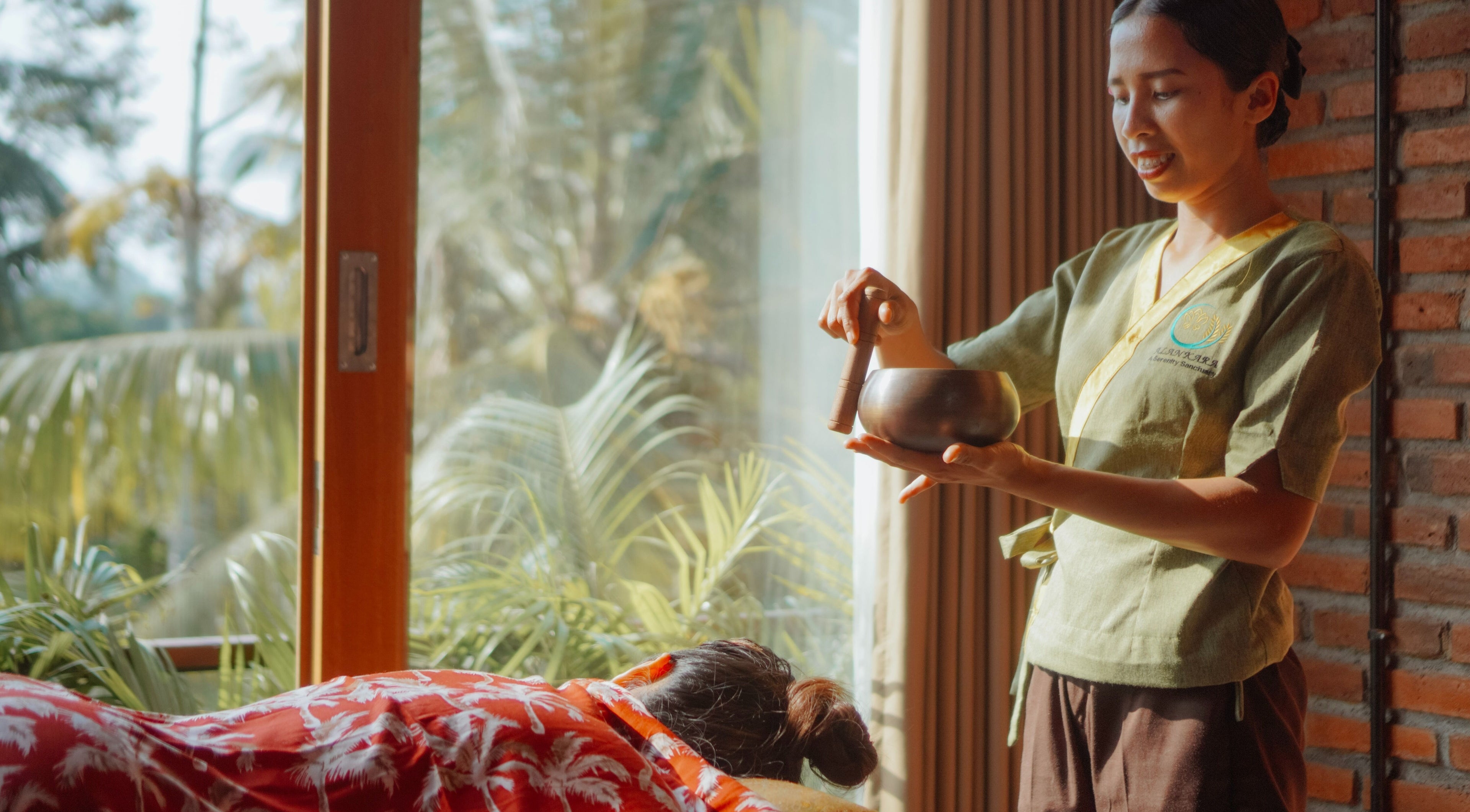 Pijat relaksasi di Soendaram Spa & Wellness Alankara, BaliKec. Tegallalang, Bali, ID dengan pemandangan alam.